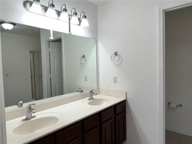 Building Photo - 2403 SW 20th St