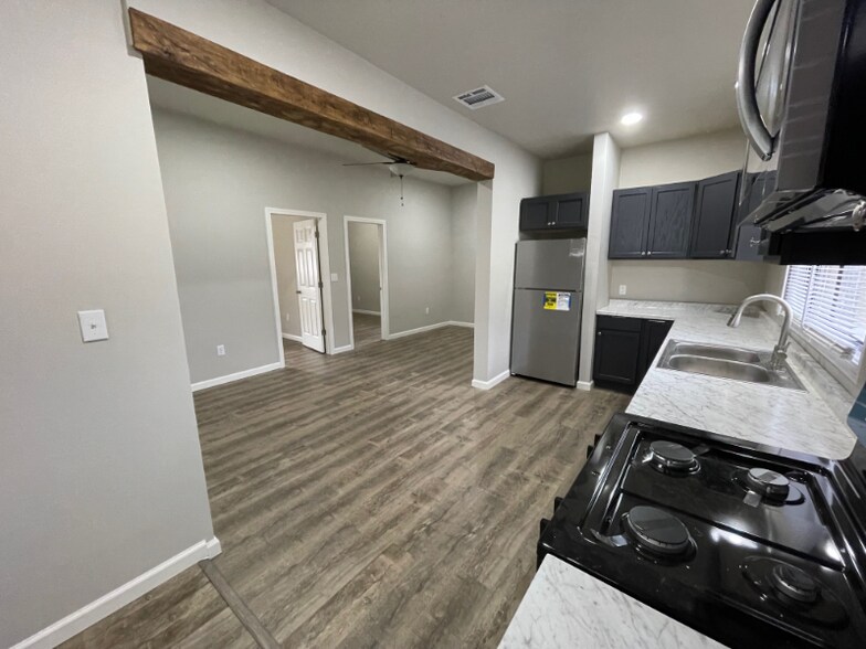 Building Photo - 1359 LA-20