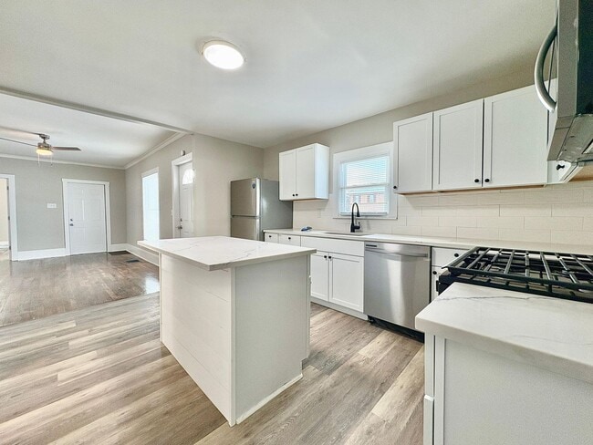 Building Photo - 822 W 4th St