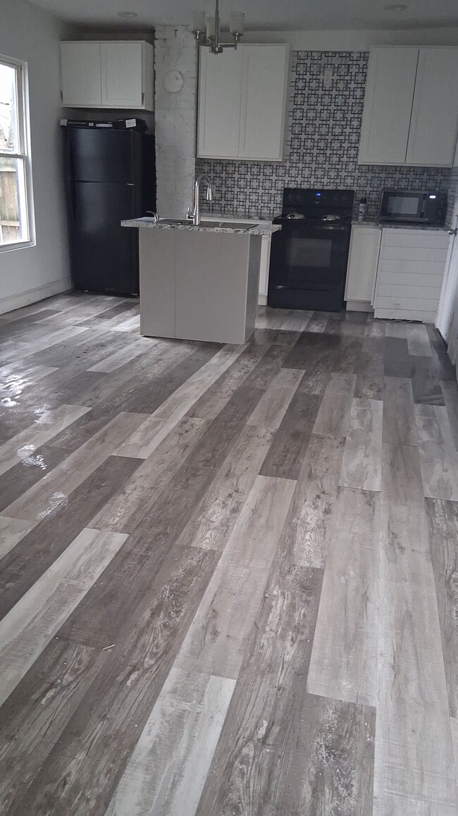 Building Photo - 584 Kelton Ave