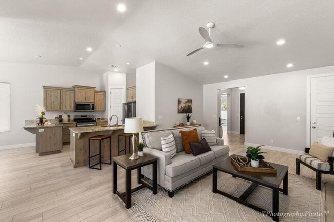 Building Photo - Gorgeous 3 Bedroom home!