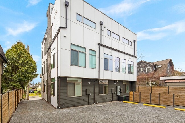 Building Photo - Exceptional 2 bdrm+office Modern Townhome