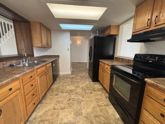 Building Photo - 4 bed/2.5 bath home with wood fireplace - ...