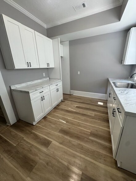 Building Photo - 3778 Log Cabin Dr