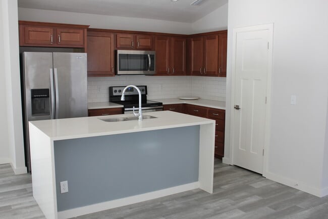 Building Photo - Luxury 4 Bed / 4 Bath Bungalow Cottage -- ...