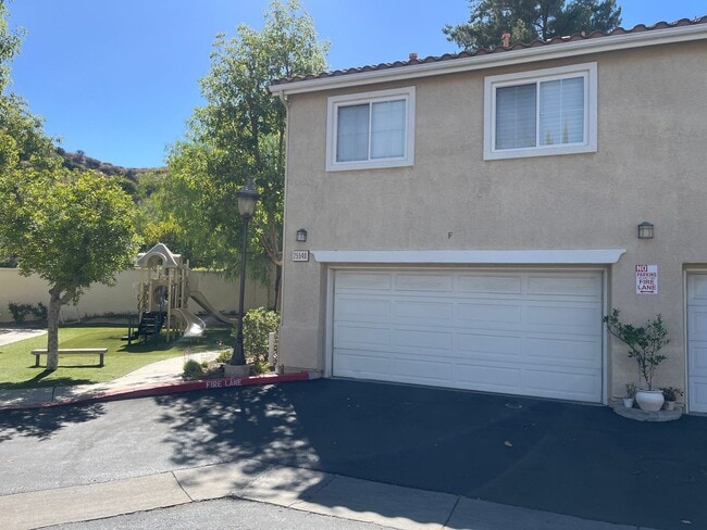 Building Photo - 4 Bedroom Townhome for Rent in Stevenson R...