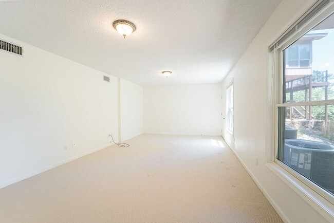 Building Photo - 4 bed, 3 bath, home with privet sunroom off master.