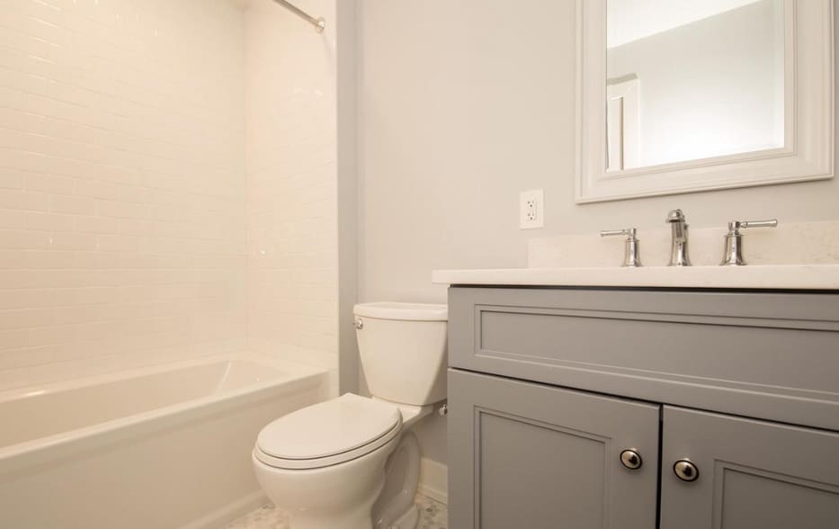 Main bath - 1513 S Woodstock St
