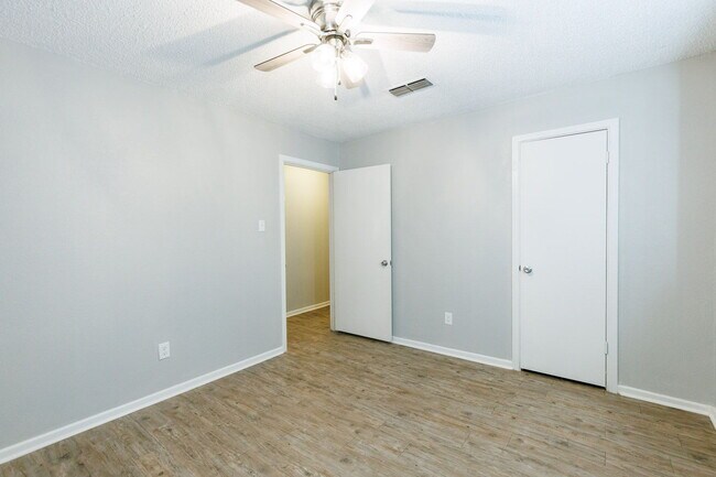 Building Photo - 3 Bedroom with 2 living rooms