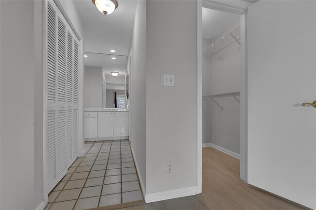 Building Photo - 6295 Bay Club Dr