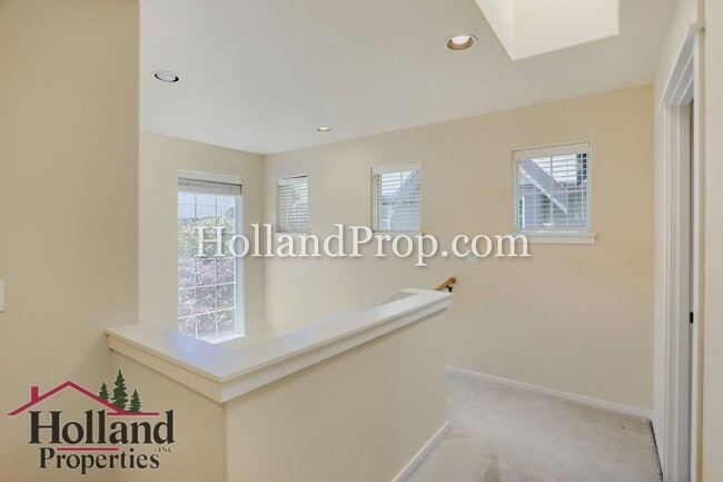 Building Photo - Excellent Condition Hillsboro Home In Great Location!