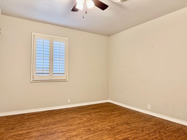 Building Photo - House For Rent