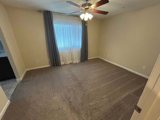 Building Photo - 4 bedroom 3 bathroom in Hanford!