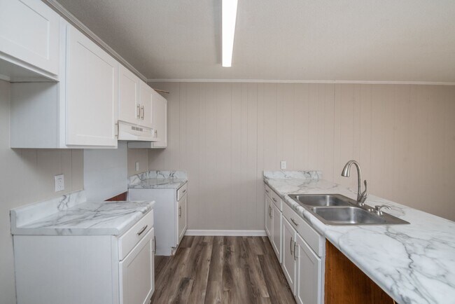 Building Photo - Updated 2 Bed/1 Bath Duplex Available for Rent Now!