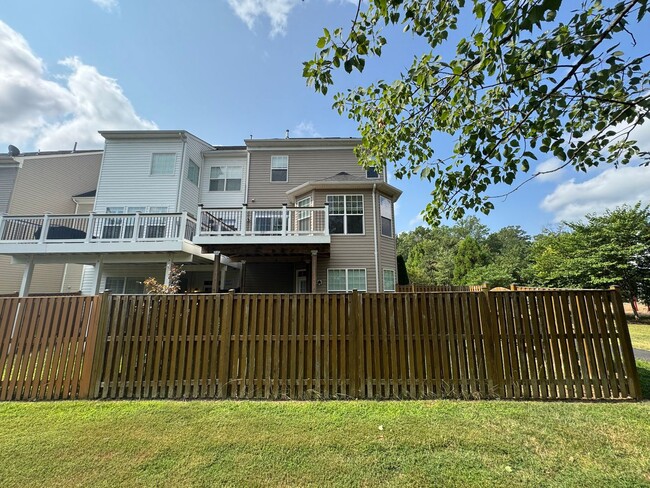 Building Photo - Luxurious 3 Bed 2.5 Bath End-Unit Townhome...