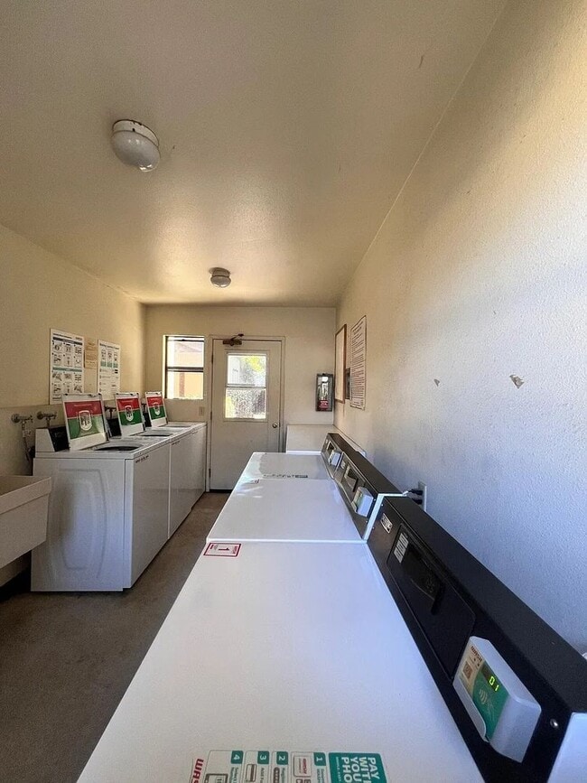 Building Photo - Cozy Lompoc Townhouse