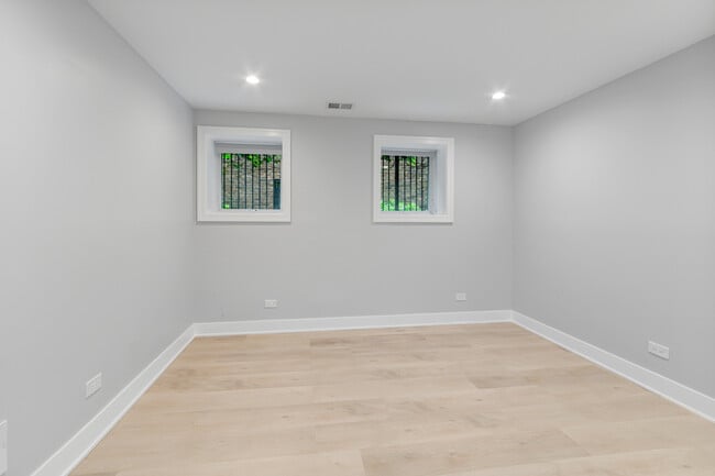 Building Photo - 935 W Winona St