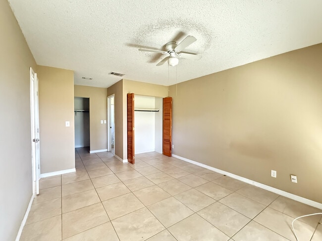 Building Photo - 1997 SE Burgundy Ln