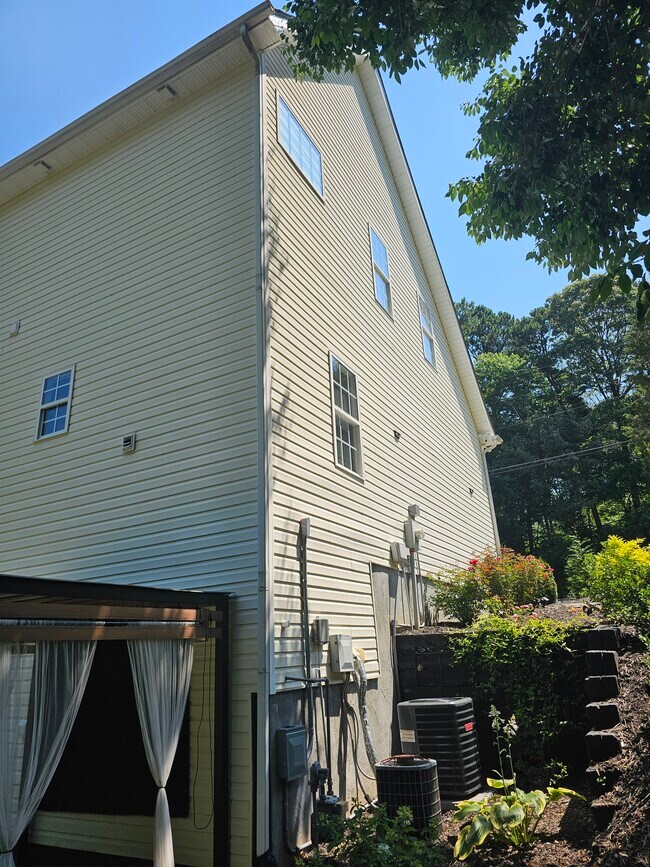 Building Photo - 3007 Oakdale Rd