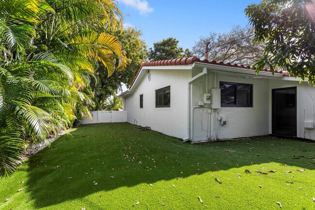 Building Photo - 715 NE 25th Ave