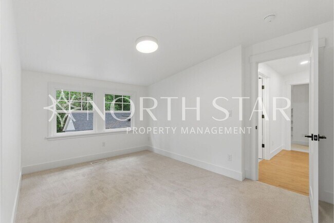 Building Photo - 592 9th St