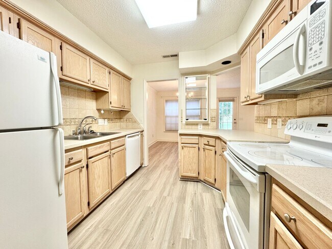 Building Photo - 3 BR Townhouse w/ Garage in Adams Farm