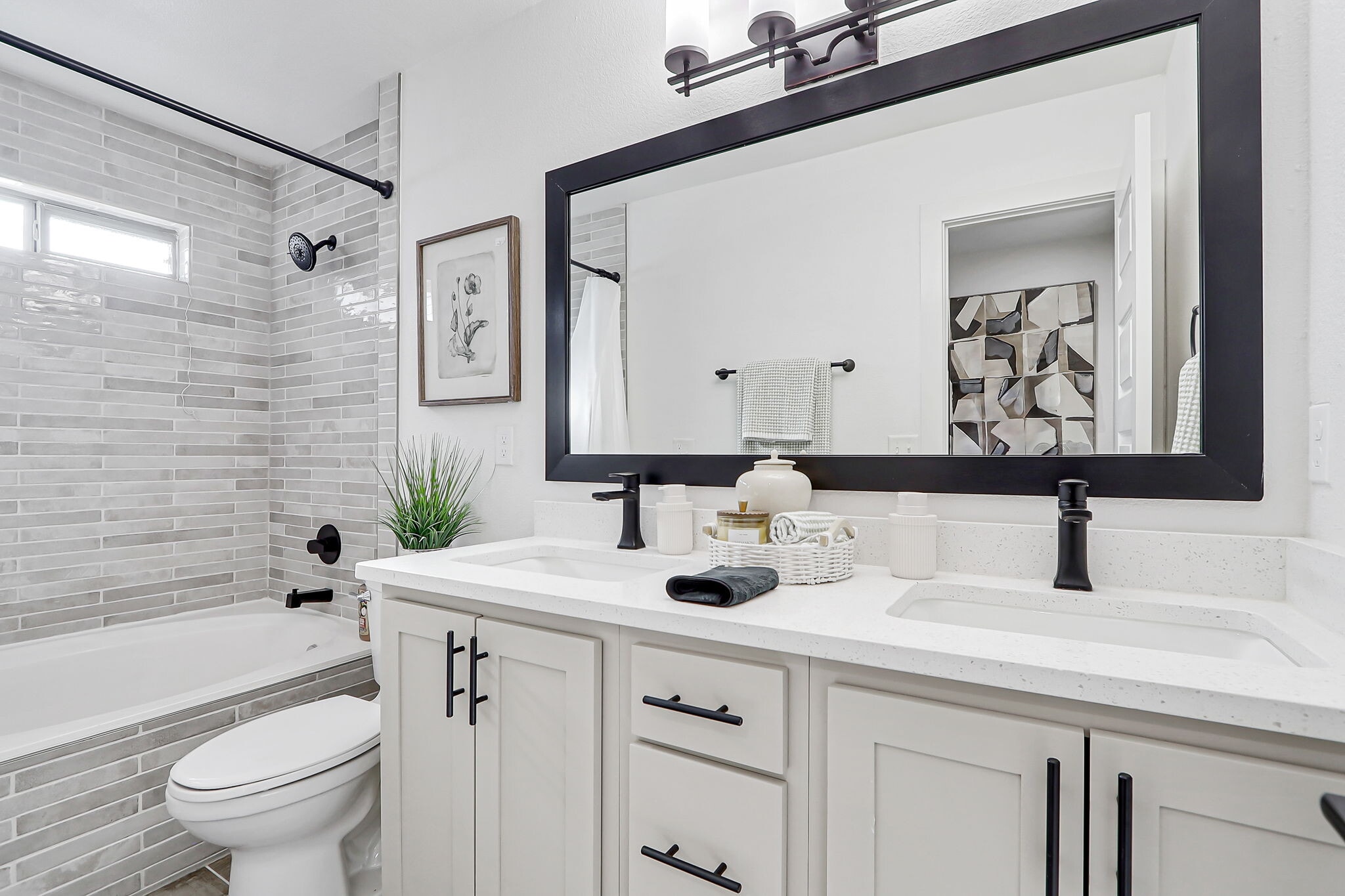 Full Bathroom - 11663 Dos Palmas Dr