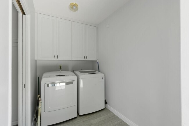 Building Photo - Beautiful 3-Bedroom Home with Pool in Tarzana!