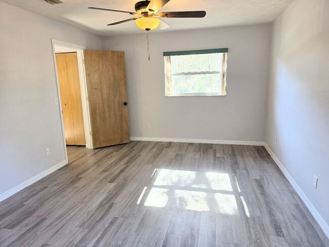 Building Photo - 3 bedroom, 2 bath, 2 car garage on a large lot!