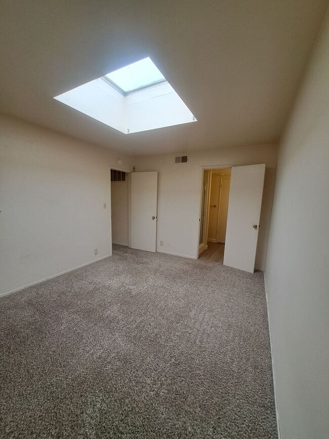 Building Photo - Beautiful 2 Bedroom Condominium Near Fashi...