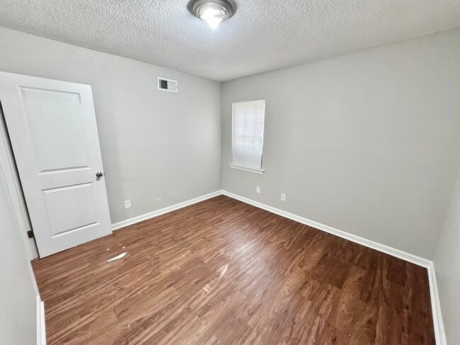 Building Photo - 2050 Sharon Ln