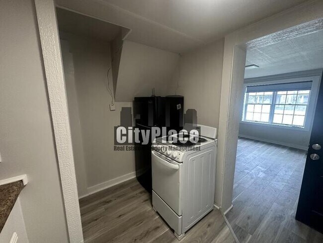 Building Photo - 1755 W Morris St