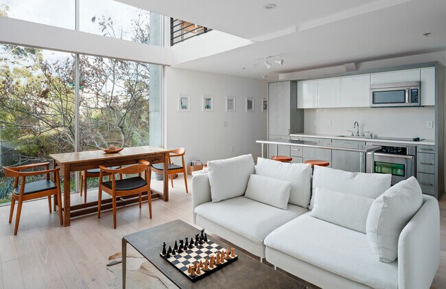 Building Photo - 1944 State St