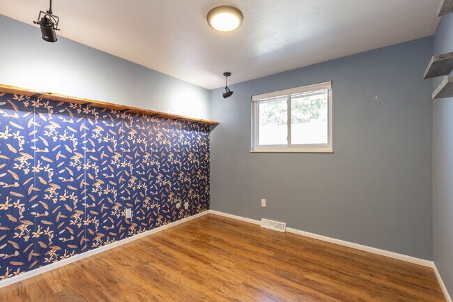 Building Photo - Charming Ranch in North Longmont!