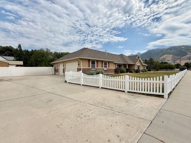 Building Photo - 961 Golden Pheasant Dr