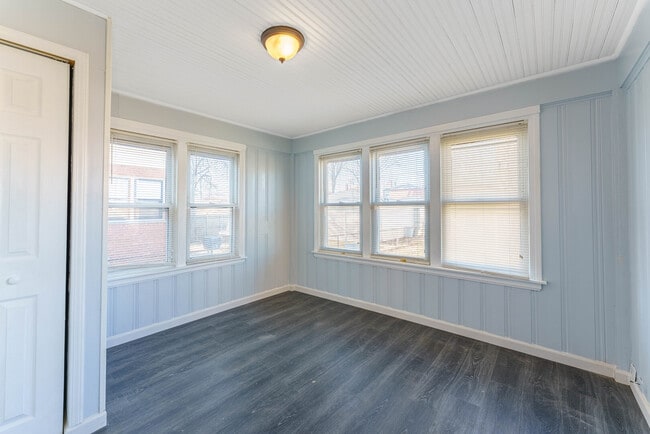 Building Photo - 2116 S 21st Ave