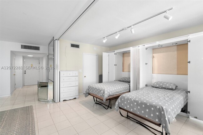 Building Photo - 5001 Collins Ave