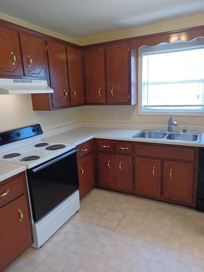 Building Photo - 3 Bedroom 2 Bathroom Home!!
