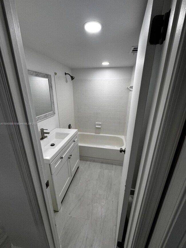 Building Photo - 9927 Twin Lakes Dr