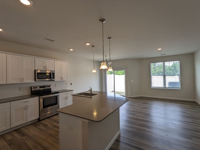 Building Photo - 3 BEDROOM TOWNHOME DOWNTOWN CONCORD-GREENW...
