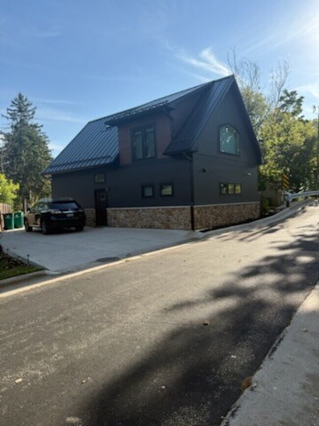 Building Photo - 5913 Lake Edge Rd