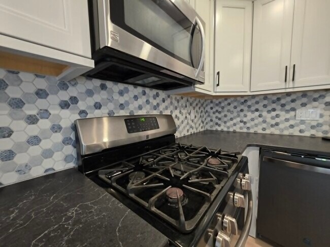 Building Photo - 8241 Robin Hood Dr