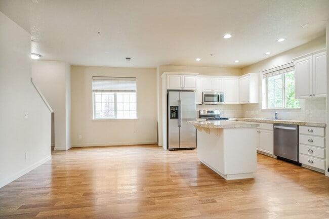 Building Photo - 2/2.5 bth Townhome + Garage + A/C + W/D + Balcony + Pets Welcome!!