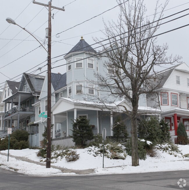 Primary Photo - 944 Monroe Ave