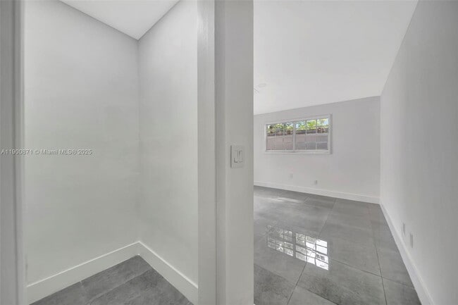 Building Photo - 840 NE 182nd St