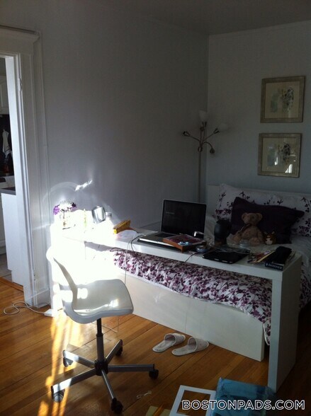 Building Photo - 121 Park Dr