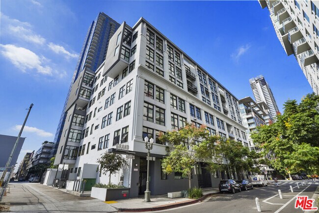 Building Photo - 330 W 11th St