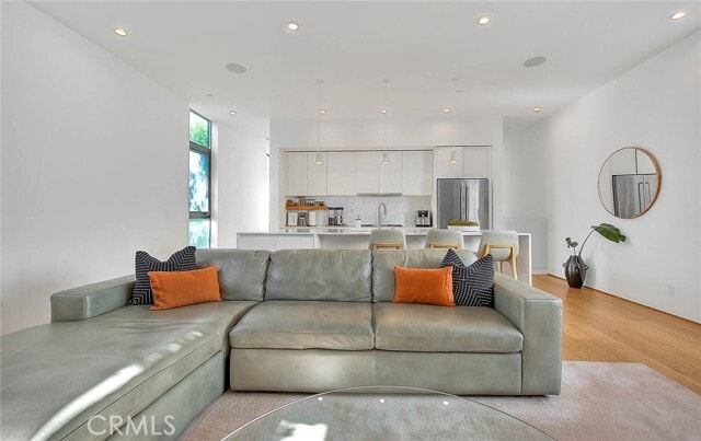 Building Photo - 1825 N Kenmore Ave