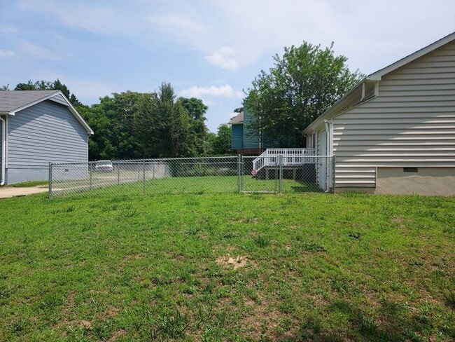 Building Photo - 3 Bedroom 1 Bath Ranch