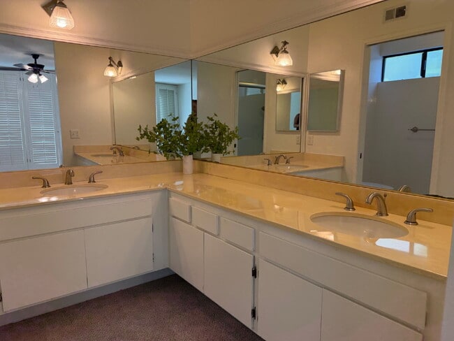 Building Photo - Great location in Lake Forest!